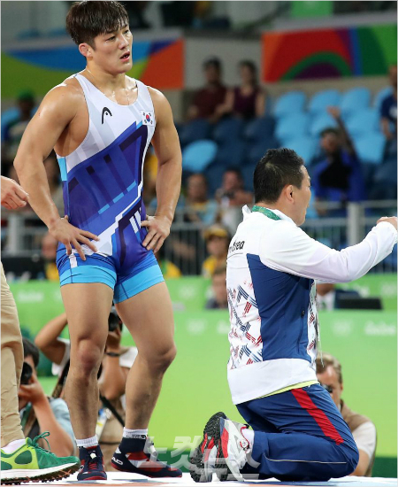 김현우선수가14일(현지시간)브라질리우데자네이루올림픽파크카리오카아레나2에서열린레슬링그레코로만형75kg급32강전에서러시아로만블라소프에게편파판정으로패,안한봉감독이심판에항의를하고있다.(리우데자네이루=올림픽사진공동취재단)