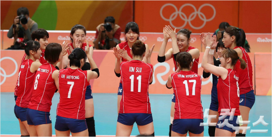 40년만의올림픽메달을노리는한국여자배구는카메룬과조별예선최종전을세트스코어3-0으로가뿐하게꺾고A조3위로8강에진출했다.(올림픽사진공동취재단)