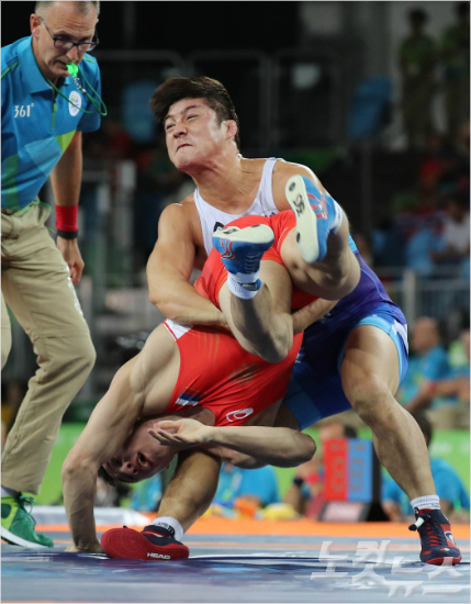 김현우가14일(현지시간)브라질리우데자네이루올림픽파크카리오카아레나2에서열린레슬링그레코로만형75kg급예선에서러시아로만블라소프를잡아넘기고있다.(리우데자네이루=올림픽사진공동취재단)
