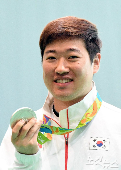 2016리우올림픽사격남자50m소총복사에서깜짝은메달을쏜김종현은자신의주종목인50m소총3자세에서는아쉽게결선진출에실패했다.(올림픽사진공동취재단)