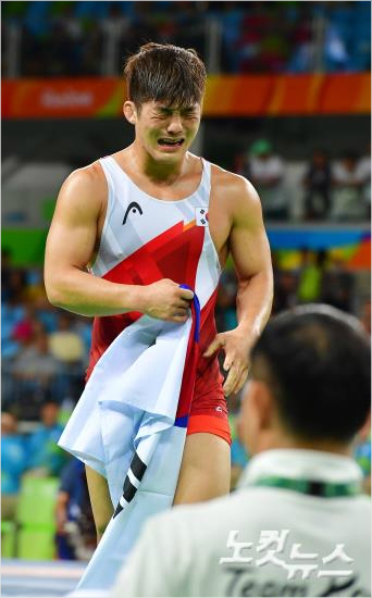 15일(한국시간)브라질바하리우데자네이루의카리오카아레나2에서열린'2016리우올림픽'남자레슬링그레코로만형75kg급동메달결정전에서김현우가승리한뒤눈물을흘리고있다.(리우데자네이루=올림픽사진공동취재단)