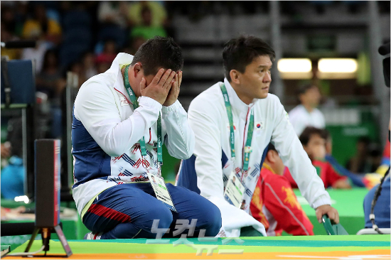 김현우가14일(현지시간)브라질리우데자네이루올림픽파크카리오카아레나2에서열린레슬링그레코로만형75kg급32강전에서러시아로만블라소프에게편파판정으로패,안한봉감독이믿들수없는듯눈물을흘리고있다.(리우데자네이루=올림픽사진공동취재단)