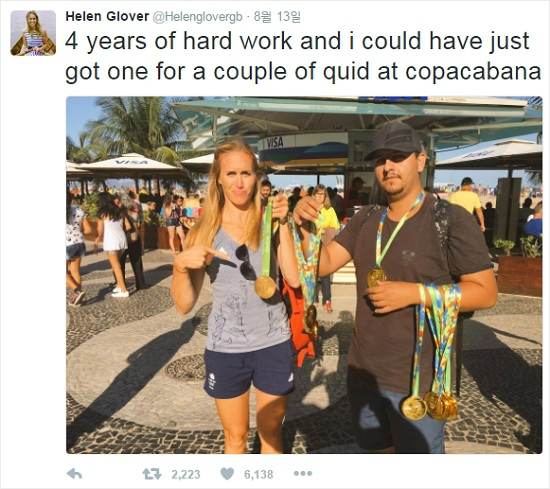 리우올림픽에서조정여자페어금메달을목에걸고2연패에성공한영국의헬렌글로버는자신의SNS에브라질리우데자네이루의코파카바나해변에서모조금메달을파는노점상을만난사연을공개했다.(사진=헬렌글로버공식트위터갈무리)