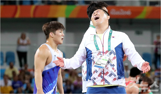 김현우선수가14일오전(현지시간)브라질리우데자네이루올림픽파크카리오카아레나2에서열린레슬링그레코로만형75kg급32강전에서러시아로만블라소프에게편파판정으로패,안한봉감독이항의를하고있다.(리우데자네이루=올림픽사진공동취재단)