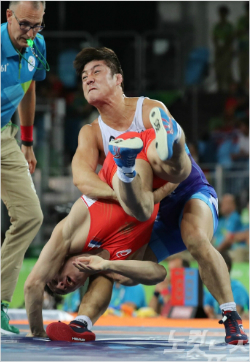 김현우가14일(현지시간)브라질리우데자네이루올림픽파크카리오카아레나2에서열린레슬링그레코로만형75kg급예선에서러시아로만블라소프를잡아넘기고있다.(리우데자네이루=올림픽사진공동취재단)