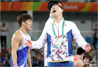 김현우(왼쪽)가14일(한국시각)브라질올림픽파크카리오카아레나2에서열린리우올림픽레슬링그레코로만형75kg급16강전에서러시아로만블라소프에게편파판정으로지자안한봉감독이믿을수없는듯눈물을흘리고있다.(리우데자네이루=올림픽사진공동취재단)