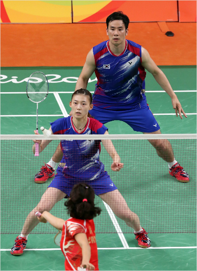 15일(한국시각)브라질바하리우센트로파빌리온4경기장에서열린2016리우올림픽배드민턴혼합복식8강전에서고성현-김하나조가중국쉬천-마진조에패해4강진출에실패했다.(올림픽사진공동취재단)