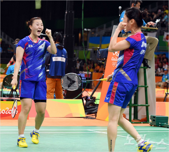 배드민턴정경은,신승찬선수가15일오전(현지시간)브라질리우데자네이루바하리우센트로파빌리온4경기장에서열린2016리우올림픽배드민턴여자복식8강전에서네덜란드에이피에무스켄스,셀레나픽을상대로득점후환호하고있다./리우데자네이루=올림픽사진공동취재단M윤창원기자