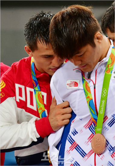 '네가진짜챔피언이야'15일(한국시각)브라질바하리우데자네이루의카리오카아레나2에서열린'2016리우올림픽'남자레슬링그레코로만형75kg급시상식에서석연찮은판정으로금메달을차지한러시아에로만블라소프가동메달을차지한김현우에게미안한듯한행동을보이고있다.(리우데자네이루=올림픽사진공동취재단)