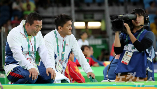 김현우가14일(현지시각)브라질리우데자네이루올림픽파크카리오카아레나2에서열린레슬링그레코로만형75kg급16강전에서러시아로만블라소프에게편파판정으로패,안한봉감독이믿들수없는듯눈물을흘리고있다.(리우데자네이루=올림픽사진공동취재단)