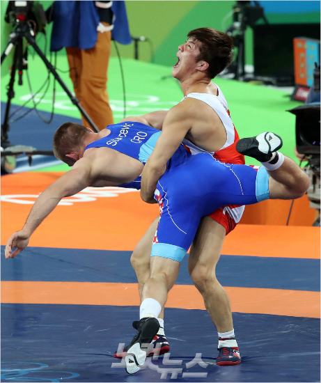 '그아픈팔로...'김현우가15일(한국시간)브라질리우데자네이루올림픽파크카리오카아레나2에서열린레슬링그레코로만형75kg급에서크로아티아보조스타세비치를누르고동메달을따냈다.김현우선수경기가득점에성공하고있다.(리우데자네이루=올림픽사진공동취재단)