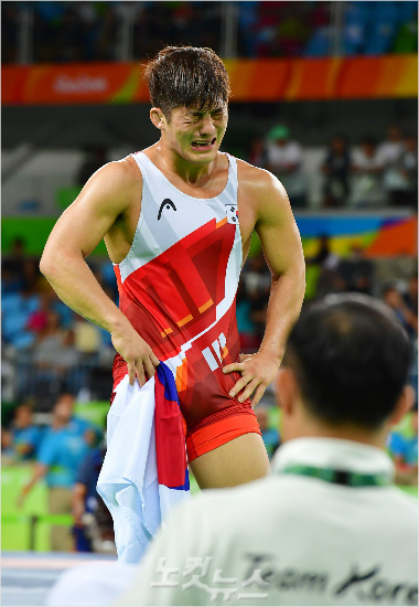 '금메달때하고싶었는데...'15일(한국시각)브라질바하리우데자네이루의카리오카아레나2에서열린'2016리우올림픽'남자레슬링그레코로만형75kg급동메달결정전에서김현우가승리한뒤눈물을흘리고있다.(리우데자네이루=올림픽사진공동취재단)