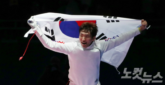 펜싱대표박상영이9일(현지시간)브라질리우데자네이루바하올림픽파크카리오카경기장에서열린펜싱남자에페결승에서헝가리의임래게자와경기에승리한후환호하고있다.(올림픽사진공동취재단)