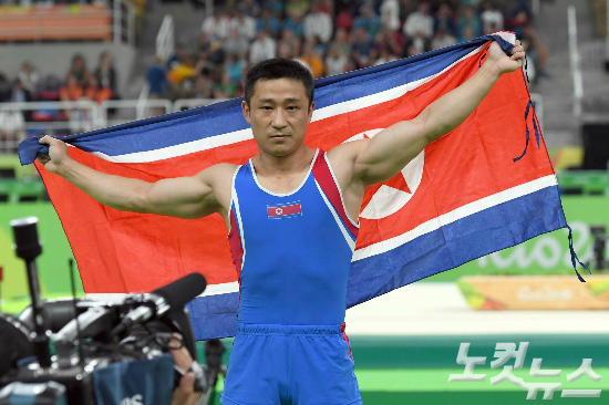 북한체조대표팀의리세광이15일오후(현지시간)브라질리우데자네이루올림픽체조경기장에서열린남자개인도마금메달을목에걸었다.(올림픽사진공동취재단)