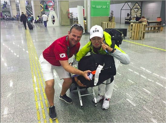 한국국가대표로리우올림픽여자골프에출전하는전인지는항공사사정으로뒤늦게브라질에도착한골프백을찾는고생을겪었다.(사진=전인지공식인스타그램갈무리)