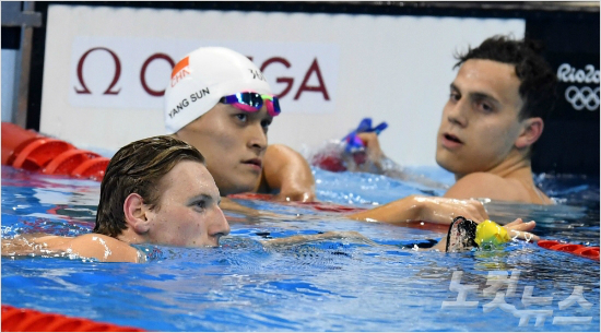 호주맥호튼이6일오후(현지시간)브라질리우데자네이루바하아쿠아틱스타디움에서열린자유형400m경기에서우승을차지한후2등을차지한중국쑨양을지나가고있다(올림픽사진공동취재단)