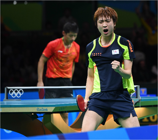 '4세트만잡았더라면...'16일(한국시각)브라질리우데자네이루바하리오센트로파빌리온3경기장에서열린탁구남자단체전준결승전한국과중국의경기에서정영식이장지커를상대로3세트를따내며환호하고있다.(리우데자네이루=올림픽사진공동취재단)