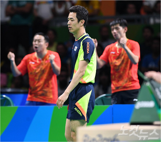 16일(한국시간)브라질리우데자네이루바하리오센트로파빌리온3경기장에서열린탁구남자단체전준결승전한국과중국의경기에서주세혁이마룽과2단식에서만났다.실점을한후아쉬워하는주세혁의모습.(리우데자네이루=올림픽사진공동취재단)
