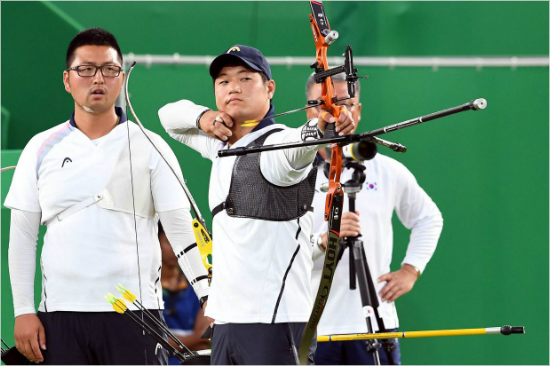 7일한국시각)브라질리우마라카낭삼보드로무양궁경기장에서열린리우올림픽남자양궁단제전에서이승윤이금을결정하는마지막한발을발사하고있다.(올림픽사진공동취재단)