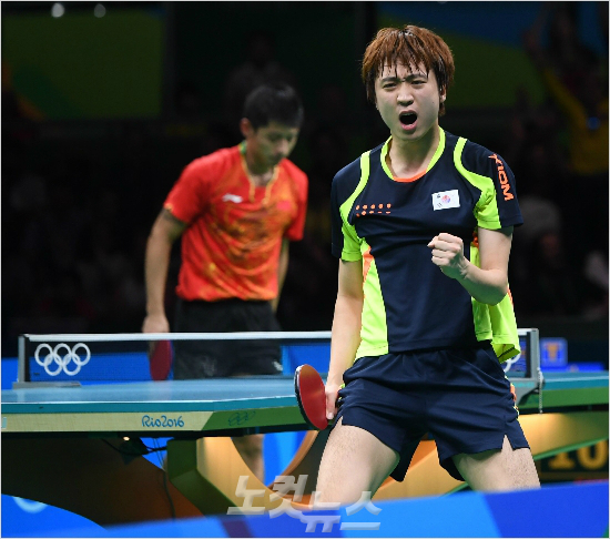 16일(한국시각)브라질리우데자네이루바하리오센트로파빌리온3경기장에서열린탁구남자단체전준결승전한국과중국의경기에서정영식이장지커를상대로3세트승리를따내며환호하고있다.(리우데자네이루=올림픽사진공동취재단)