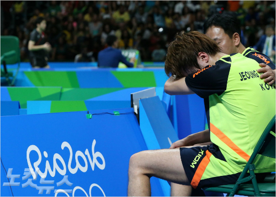 9일(한국시각)리우데자네이루올림픽남자탁구단식16강에출전한정영식이세계랭킹1위마롱(중국)과의경기에역전패당한뒤눈물을흘리고있다.(리우=올림픽사진공동취재단)