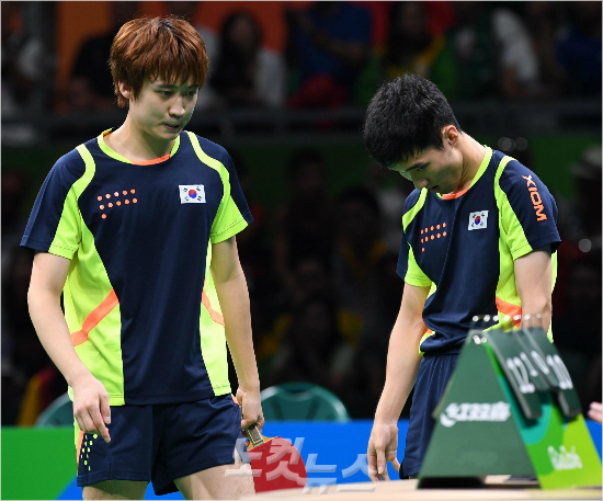 '형,다음에는이기자고요'16일(한국시각)브라질리우데자네이루바하리오센트로파빌리온3경기장에서열린탁구남자단체전준결승전한국과중국의경기에서정영식과이상수가장지커,쉬신과3복식에서만났다.2세트를내준후아쉬워하는정영식과이상수의모습.(리우데자네이루=올림픽사진공동취재단)