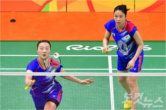 지난15일오전(현지시간)브라질바하리우센트로파빌리온4경기장에서열린2016리우올림픽배드민턴여자복식8강전에서신승찬정경은이네델란드에에이피에무스켄스,셀레나를상대로경기를하고있다./2016.8.15/리우데자네이루=올림픽사진공동취재단E윤창원기자