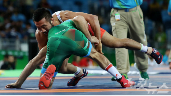 류한수가16일(한국시각)바하올림픽파크카리오카아레나2에서열린레슬링남자크레코로만형66kg급16강전에서헝가리의타마스로린츠와대결을벌이고있다(올림픽사진공동취재단).