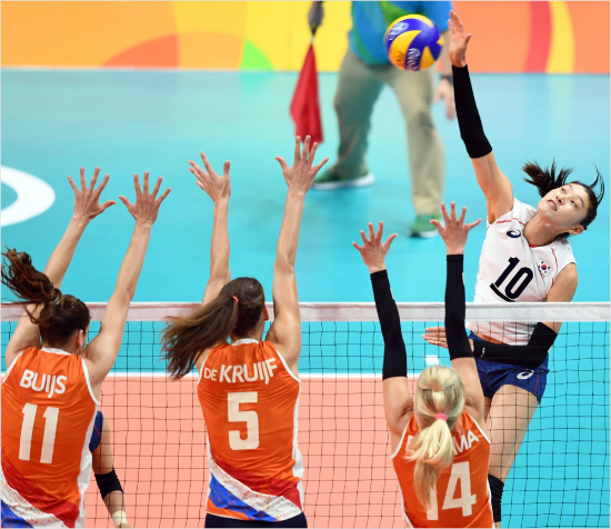 '3명을뚫어야하니...'김연경이16일(현지시각)브라질리우데자네이루마라카낭지뉴배구경기장에서진행된2016리우올림픽여자배구8강네덜란드전에서스파이크공격을하고있다.(리우데자네이루=올림픽사진공동취재단)