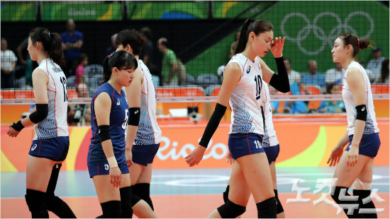 세계최고의여자배구선수로꼽히는김연경이지만런던에이어리우에서도올림픽메달은허락되지않았다.(오른쪽두번째)(올림픽사진공동취재단)