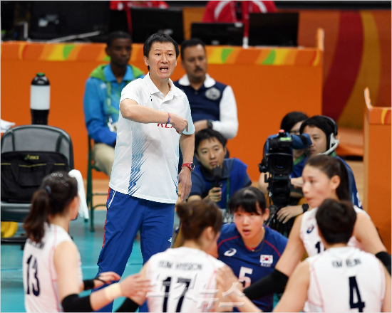 이정철감독이16일(현지시간)브라질리우데자네이루마라카나징유배구경기장에서진행된2016리우올림픽여자배구8강네덜란드전에서작전지시를하고있다.(리우데자네이루=올림픽사진공동취재단)