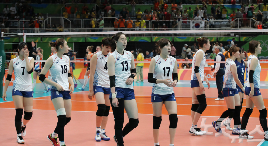 한국여자배구대표팀이16일오전(현지시간)브라질리우데자네이루마라카나징유배구경기장에서열린네덜란드와의8강전경기에서패한뒤경기장을나서고있다.(올림픽사진공동취재단)