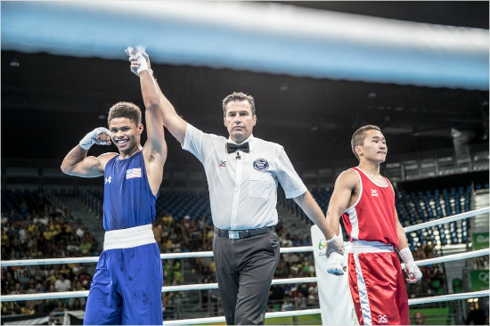 플로이드메이웨더의러브콜을받고있는샤커스티븐슨.(사진=국제아마추어복싱연맹트위터)