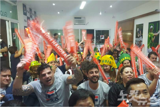 남자축구한국과온두라스의8강전경기가펼쳐진지난14일.리우올림픽파크인근휠라코리아라운지에모인인근주민들이자국응원가까지섞어가며한국팀을격렬하게응원하고있다.(사진)리우=CBS노컷뉴스박지환기자