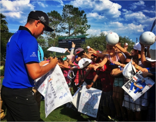▲리키파울러가갤러리들에게사인해주는모습.사진=PGA투어홈페이지