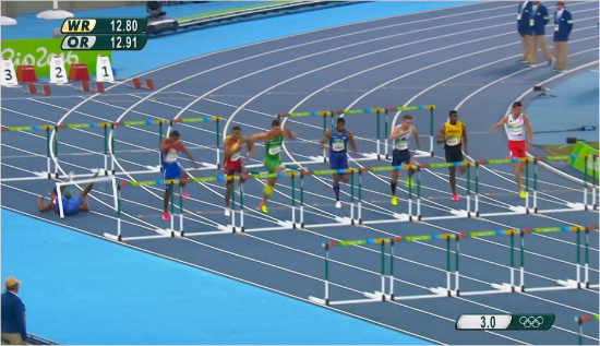 첫번째허들에걸려트랙위에구른율미스(맨왼쪽).(사진=BBC영상캡처)