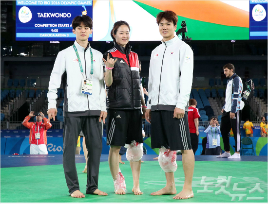 한국태권도선수단이16일오후(현지시간)브라질리우데자네이루올림픽파크카리오카아레나3에서훈련을마치고경기장을둘러보는중기념촬영을하고있다(올림픽사진공동취재단).