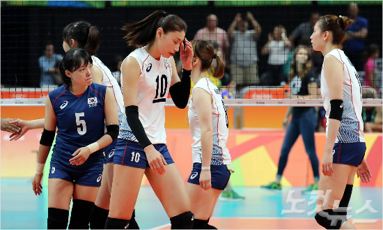 한국여자배구대표팀의김연경이지난16일오전(현지시간)브라질리우데자네이루마라카나징유배구경기장에서열린네덜란드와의8강전경기에서패한뒤경기장을나서고있다./2016.8.16/리우데자네이루=올림픽사진공동취재단k윤창원기자