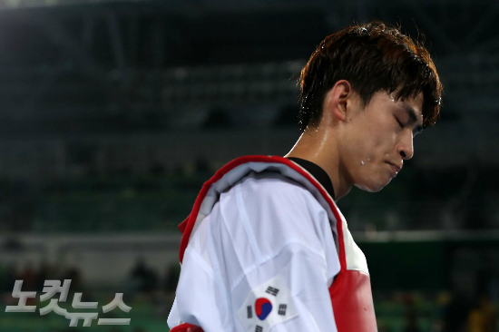 태권도한국대표김태훈이17일오전(현지시간)브라질리우데자네이루바하올림픽파크카리오카경기장3에서열린2016리우데자네이루올림픽태권도남자-58kg급예선5경기에패한뒤경기장을나서고있다.(올림픽사진공동취재단)