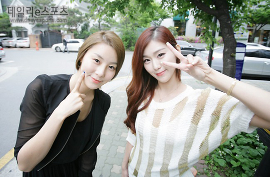 스타크래프트2 프로게이머 이유라(왼쪽)와 김가영(오른쪽).