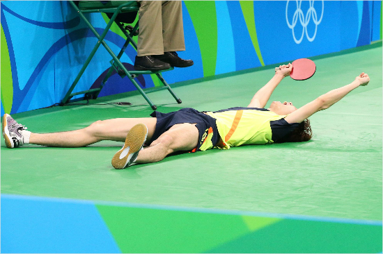 '감사합니다'정영식이18일(한국시각)리우데자네이루파빌리온경기장에서열린남자탁구단체동메달결정전1단식에서극적으로독일바스티안슈테거를누른뒤바닥에누워환호하고있다.(리우데자네이루=올림픽사진공동취재단)