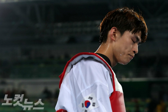 태권도한국대표김태훈이17일오전(현지시간)브라질리우데자네이루바하올림픽파크카리오카경기장3에서열린2016리우데자네이루올림픽태권도남자-58kg급예선5경기에패한뒤경기장을나서고있다.(올림픽사진공동취재단)