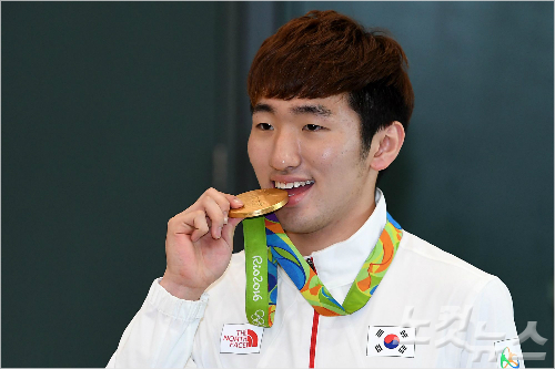 리우올림픽펜싱남자에페개인전에서금메달을획득한박상영이17일오후인천공항을통해귀국한뒤금메달을깨물고있다.박종민기자
