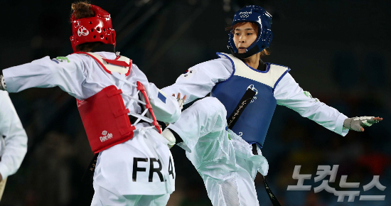 태권도한국대표김소희가18일(한국시각)브라질리우데자네이루바하올림픽파크카리오카경기장3에서열린'2016리우올림픽'태권도여자-49kg급4강전에서프랑스의아지에즈야스민스와대결하고있다.김소희는연장전에서승리해결승진출을확정했다.(올림픽사진공동취재단)