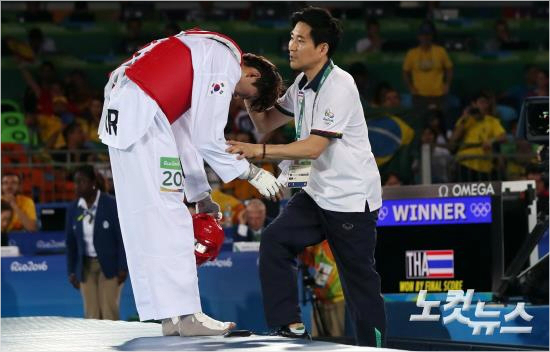 김태훈을위로하는최영석태국대표팀감독.(올림픽사진공동취재단)