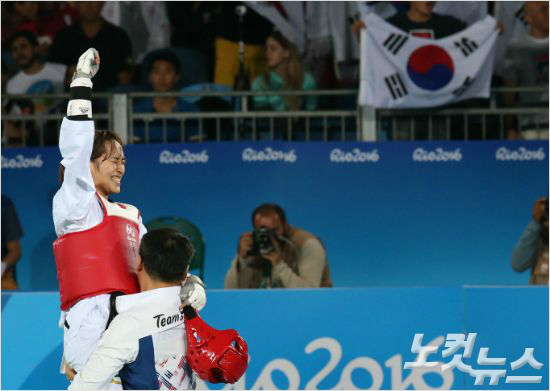 18일오전(한국시각)리우데자네이루카리오카아레나경기장에서태권도여자-49kg경기에출전한김소희가세르비아BOGDANVICTijana을이기고금메달을목에걸었다.정광채코치가김소희를안아주고있다.(리우데자네이루=올림픽사진공동취재단)