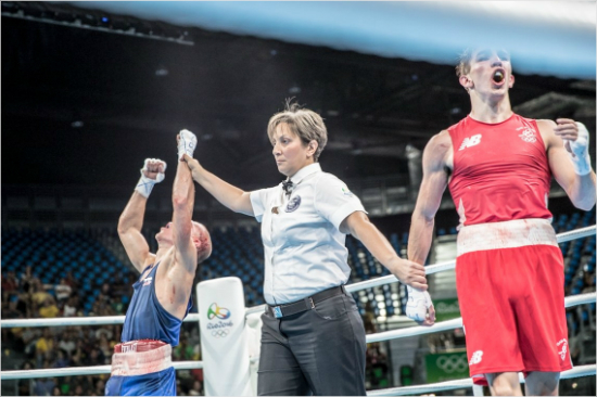 편파판정논란속에4강에올랐다가기권한러시아복서(왼쪽).(사진=AIBA트위터)