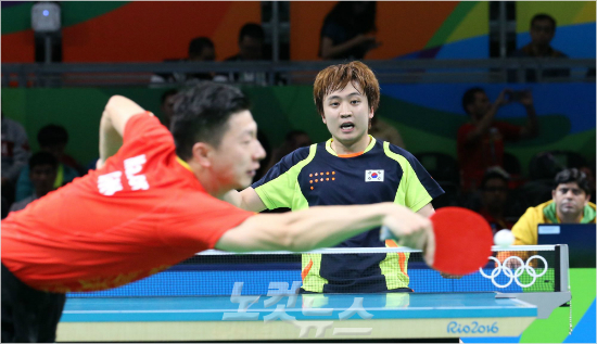 9일(한국시간)리우데자네이루올림픽남자탁구단식16강에출전한정영식이세계랭킹1위마롱(중국)과의경기를펼치고있다.(리우=올림픽사진공동취재단)