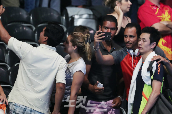 '주의마지막올림픽'19일(한국시각)브라질바하리우센트로파빌리온에서열린탁구남자단체동메달결정전에서독일에1-3으로패했다.주세혁선수가경기를마치후현지관중들과셀카촬영을하고있다.(리우데자네이루=올림픽사진공동취재단)