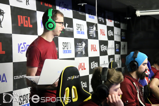 CS:GO 경기 중 부스 안에서 선수들에게 지시를 내리는 코치의 모습.